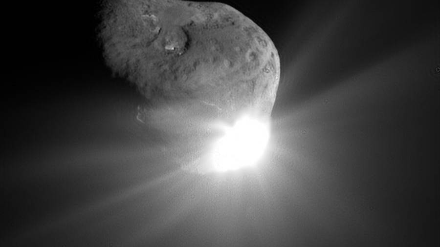 Kollisjonen Deep Impact-sonden forårsaket på kometen Temple 1. NASA